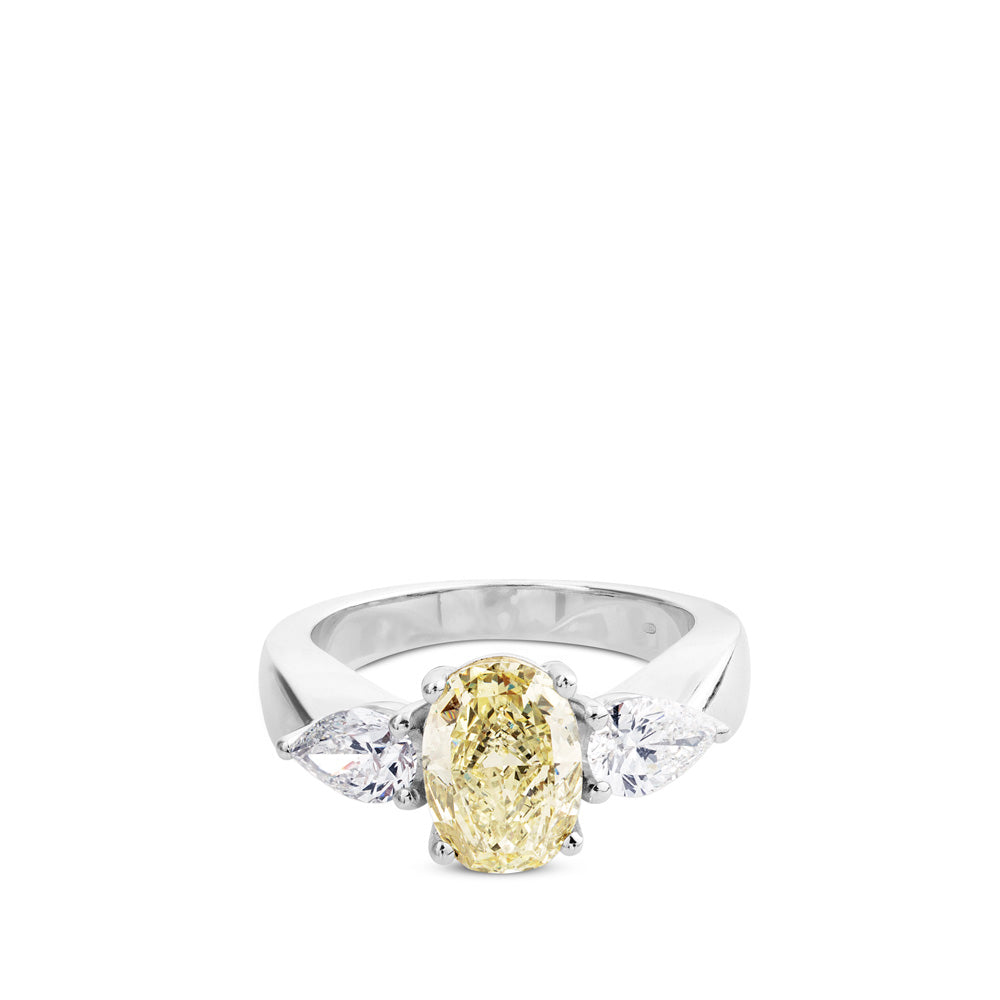 Sortija de oro blanco con diamantes y diamante fancy amarillo