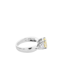 Sortija de oro blanco con diamantes y diamante fancy amarillo