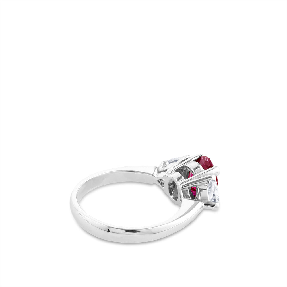 Sortija "Royal Trilogy" de oro blanco con diamantes  y rubí central