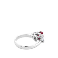 Sortija "Royal Trilogy" de oro blanco con diamantes  y rubí central