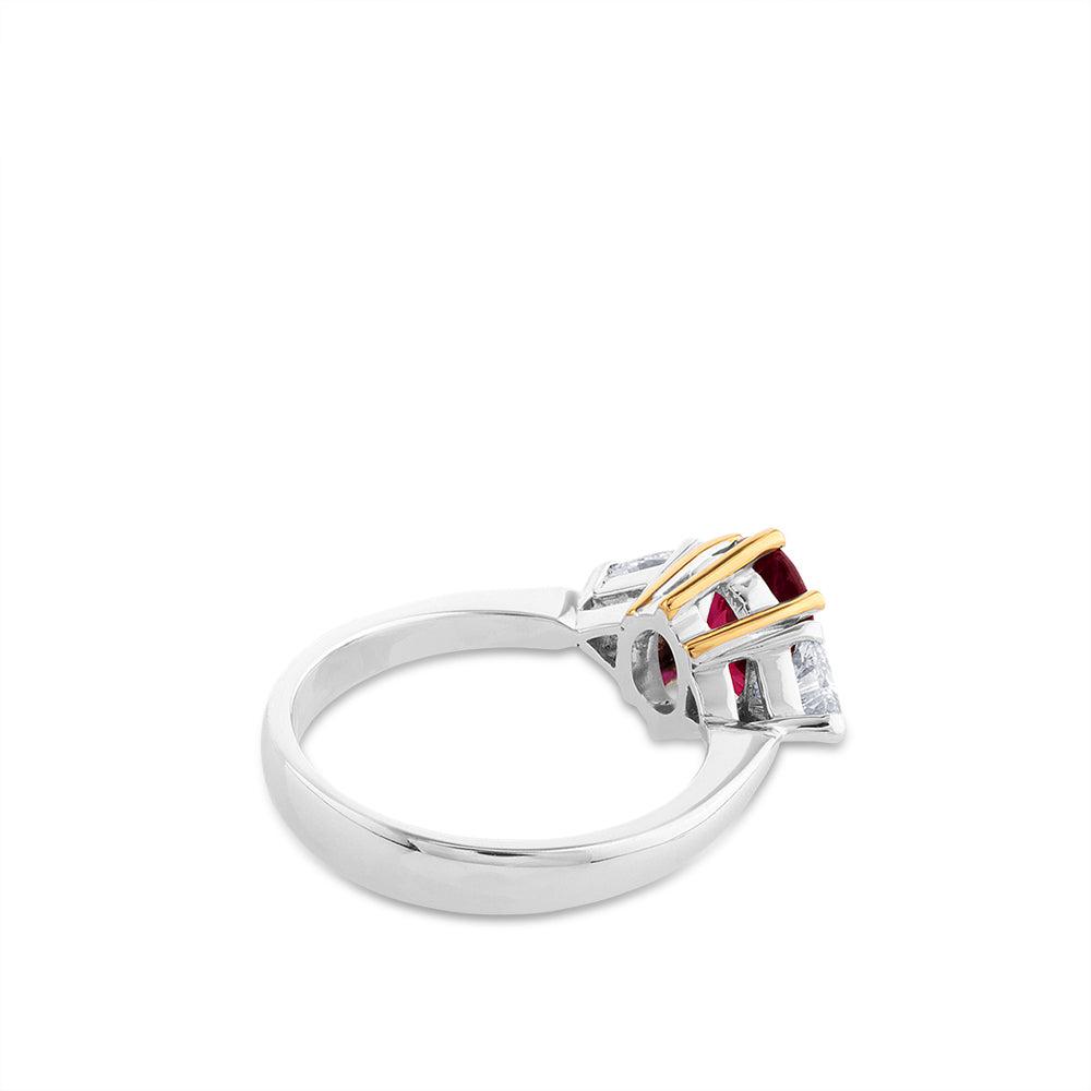 Sortija "Royal Trilogy" de oro blanco con rubí y dos diamantes triangulares