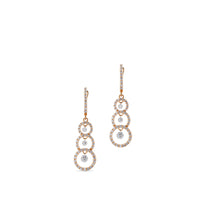 Pendientes largos de oro rosa con círculos de diamantes y diamantes al aire