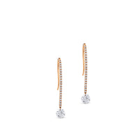 Pendientes largos de oro rosa con hilera de diamantes y diamante al aire