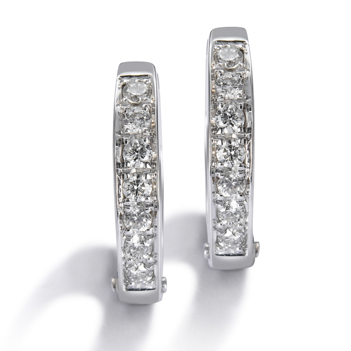 Pendientes-aros-pequeños-oro-blanco-diamantes-carril - Ref J5059PB_Chocrón Joyeros