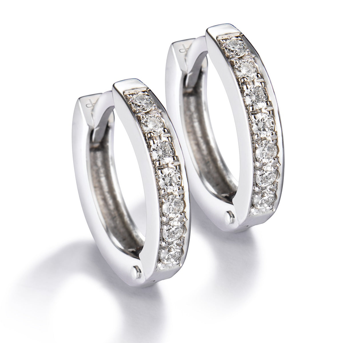 Pendientes de aro pequeños de oro blanco con diamantes en carril 0.17 quilates