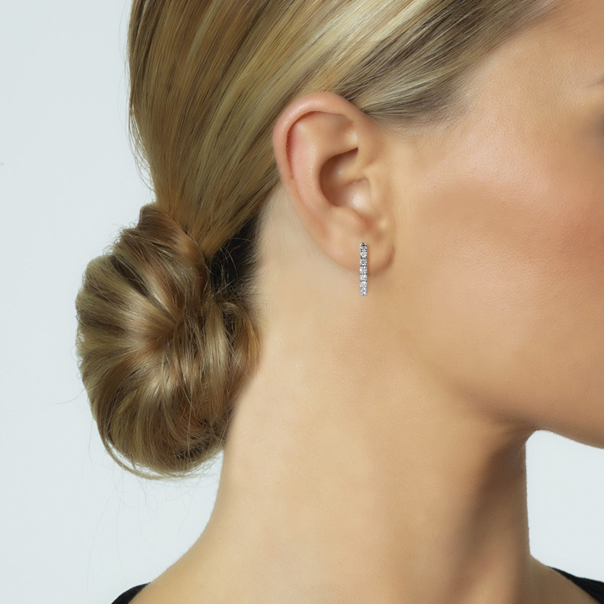 Pendientes de aro pequeños de oro blanco con diamantes en garra 0.25 quilates