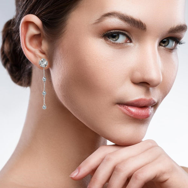 Pendientes "Clover" largos en cadena de oro blanco con diamantes
