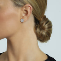 Pendientes de oro blanco con diamantes y orla de diamantes - Ref J5248TB_Chocrón Joyeros