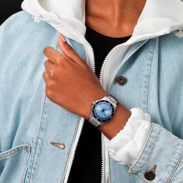 Breitling_Superocean_Automatic_36mm_azul_muñeca_modelo_distribuidor_oficial