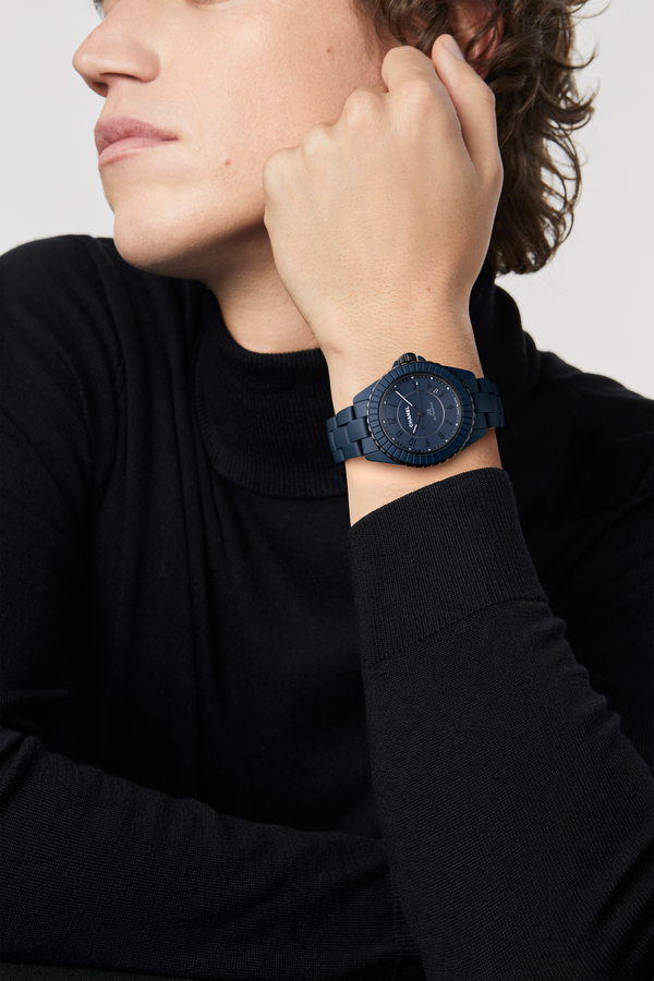 reloj_chanel_j12_Bleu_3esfera_azul_38mm_H9632_vista_modelo