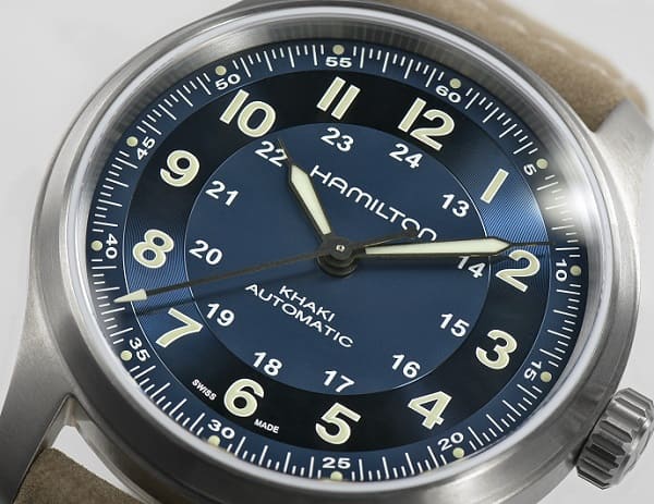 Hamilton_Khaki_Field_Titanium_42mm_esfera_azul_vista_caja_y_esfera_H70545540_Chocron_joyeros_distribuidor_oficial