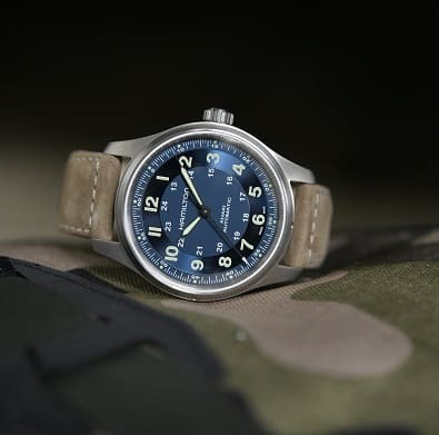 Hamilton_Khaki_Field_Titanium_42mm_esfera_azul_vista_lateral_sobre_camuflaje_H70545540_Chocron_joyeros_distribuidor_oficial