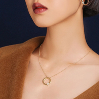 roberto_coin_colgante_oro_amarillo_LOVE_IN_VERONA_diamantes_vista_modelo_ADR888CL2036
