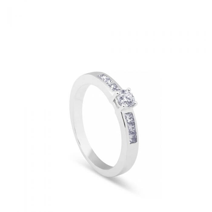 Anillo de compromiso "Sofía" de oro blanco con diamante central talla brillante y baguettes en montura_J4739SB_Chocrón Joyeros