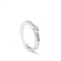 Anillo de compromiso "Sofía" de oro blanco con diamante central talla brillante y baguettes en montura_J4739SB_Chocrón Joyeros