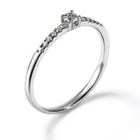 Solitario "Isabella" de oro blanco con diamante talla brillante y diamantes en garra