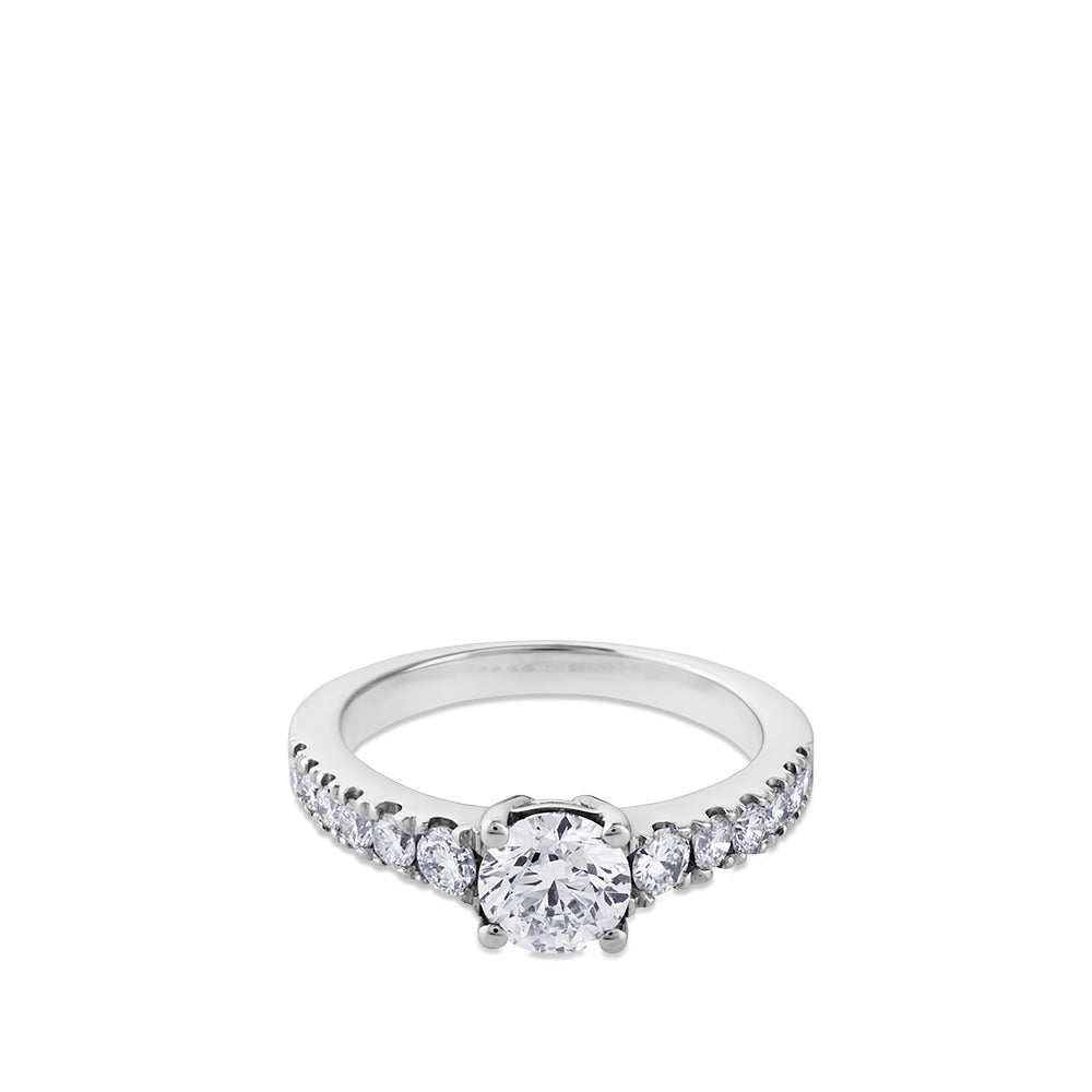 Solitario de oro blanco con diamante talla brillante y montura con diamantes