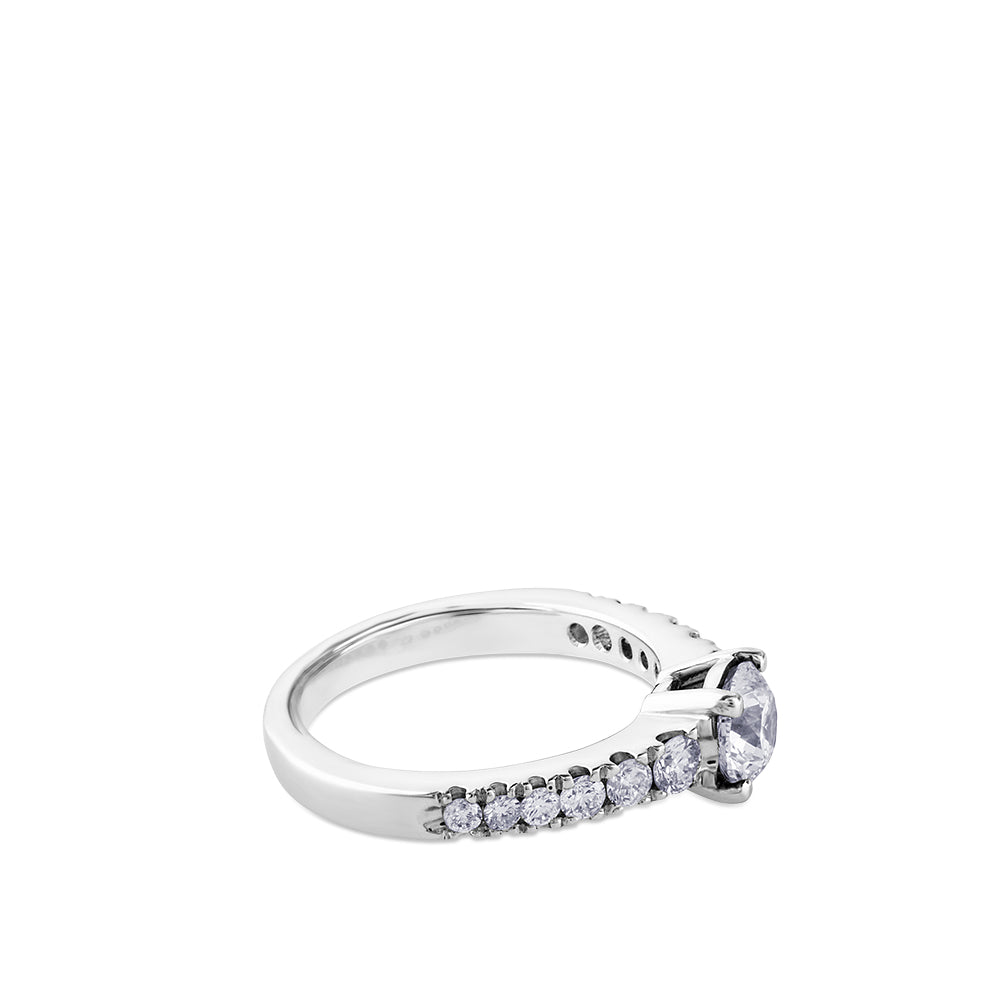 Solitario de oro blanco con diamante talla brillante y montura con diamantes