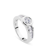Anillo compromiso "Fabiola" de oro blanco con chatón central y media alianza en baguette - J4323SB -Chocrón Joyeros
