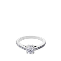 Solitario de oro blanco con diamante talla brillante y montura con diamantes