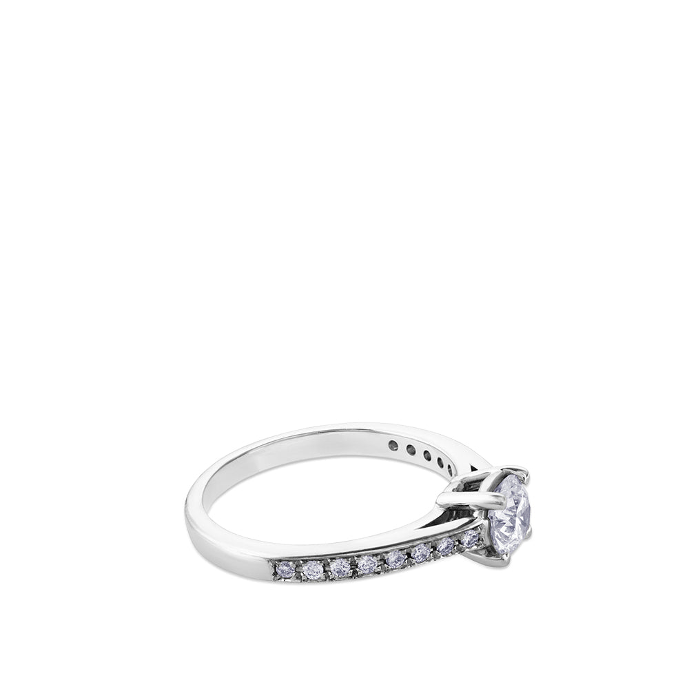 Solitario de oro blanco con diamante talla brillante y montura con diamantes