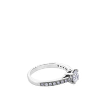 Solitario de oro blanco con diamante talla brillante y montura con diamantes