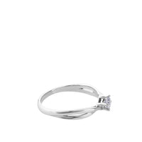 Solitario "Catalina" de oro blanco con diamante en montura envolvente 0.18 quilates