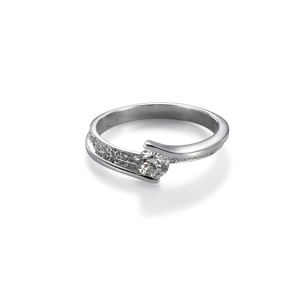 Solitario de oro blanco con diamantes y pavé en montura