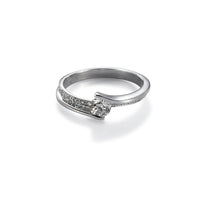 Solitario de oro blanco con diamantes y pavé en montura