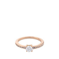 Solitario de oro rosa con diamante central en garra y pavé en montura