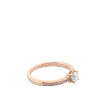 Solitario de oro rosa con diamante central en garra y pavé en montura