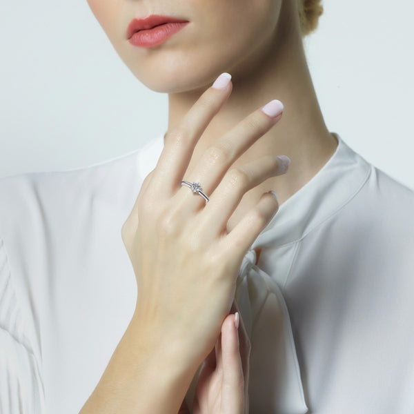 Solitario-daniela-oro-blanco-6-garras-diamantes-_Modelo_anillo_Ref J5589SB_Chocron_Joyeros