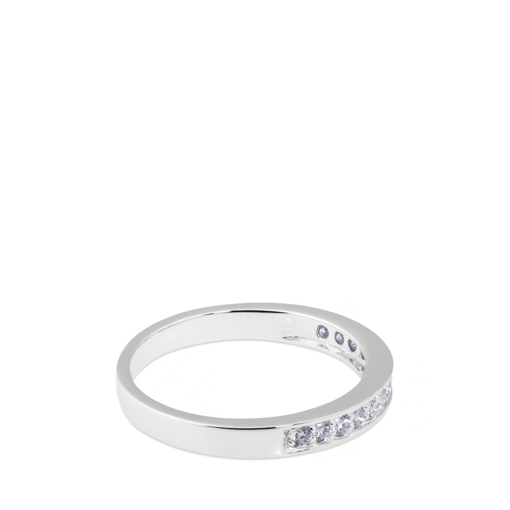 Media alianza de oro blanco con diamantes talla brillante en garra