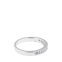 Media alianza de oro blanco con diamantes talla brillante en garra