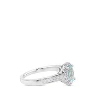 Sortija de oro blanco y diamantes con aguamarina y orla de pavé de diamantes