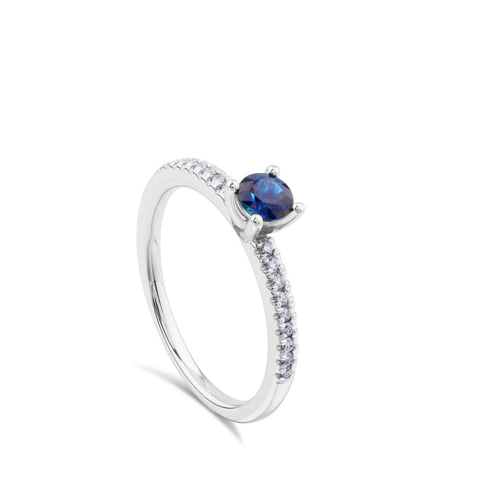 Sortija "Royal Trilogy" de oro blanco y diamantes con zafiro engastado en 4 garras