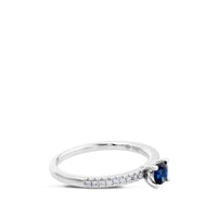 Sortija "Royal Trilogy" de oro blanco y diamantes con zafiro engastado en 4 garras