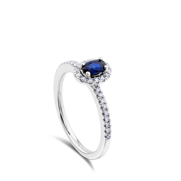 Sortija "Royal Trilogy" de oro blanco con diamantes y zafiro con orla de pavé de diamantes