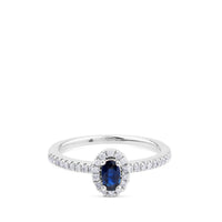 Sortija "Royal Trilogy" de oro blanco con diamantes y zafiro con orla de pavé de diamantes