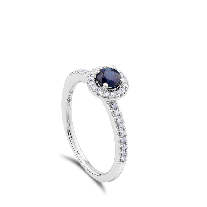 Sortija "Royal Trilogy" de oro blanco con zafiro y orla de pavé de diamantes de 0,16 quilates
