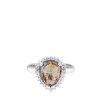 Sortija "Caramelo" de oro blanco con cuarzo verde talla pera y brillantes
