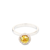 Sortija de oro blanco con diamantes y cuarzo limón en altura