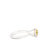 Sortija de oro blanco con diamantes y cuarzo limón en altura