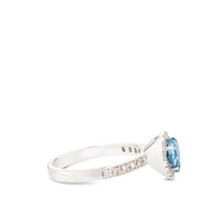 Sortija de oro blanco con diamantes y topacio azul talla pera