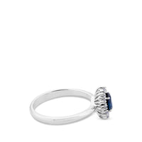 Sortija "Royal Trilogy" de oro blanco con zafiro y orla de diamantes