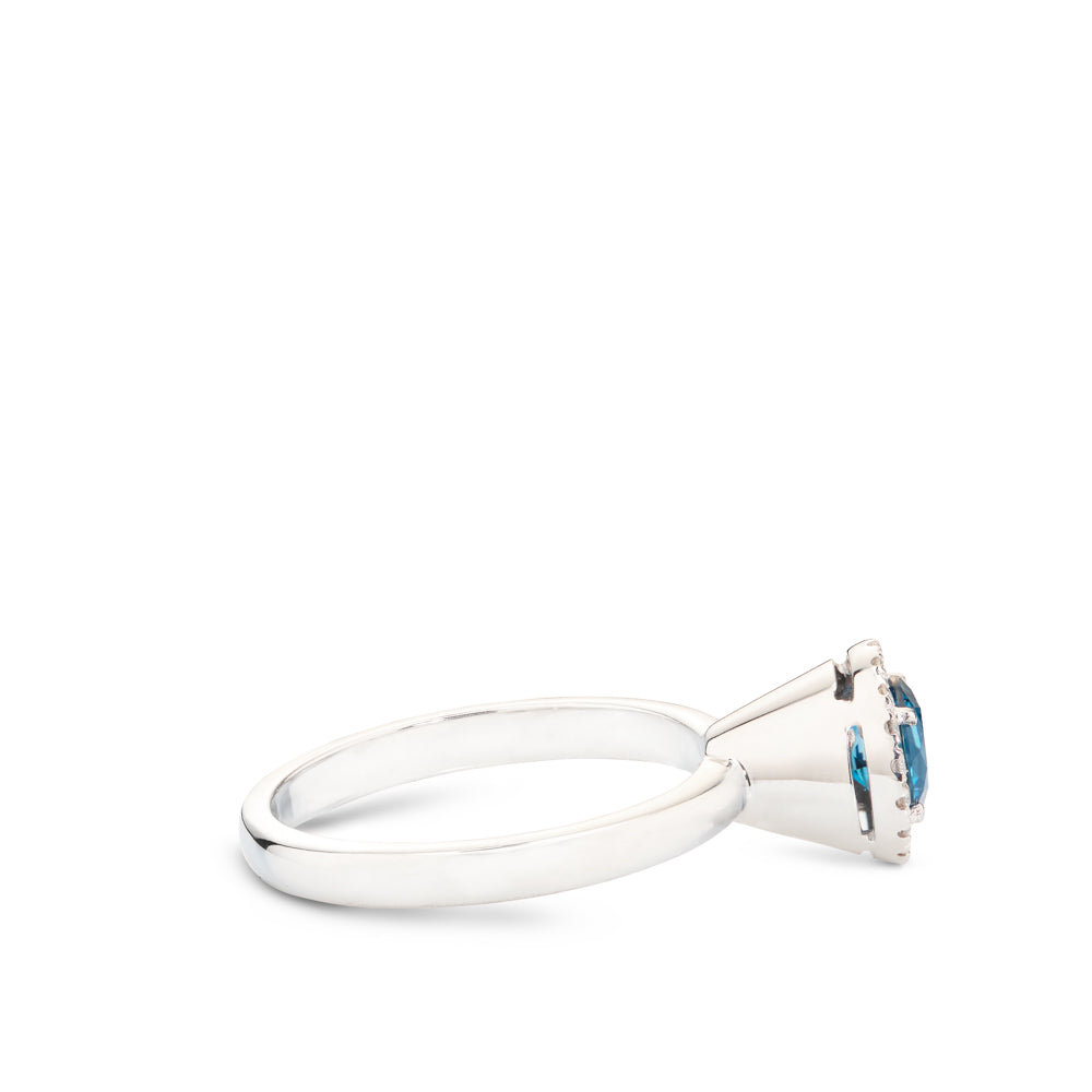 Sortija de oro blanco con diamantes y topacio azul en altura