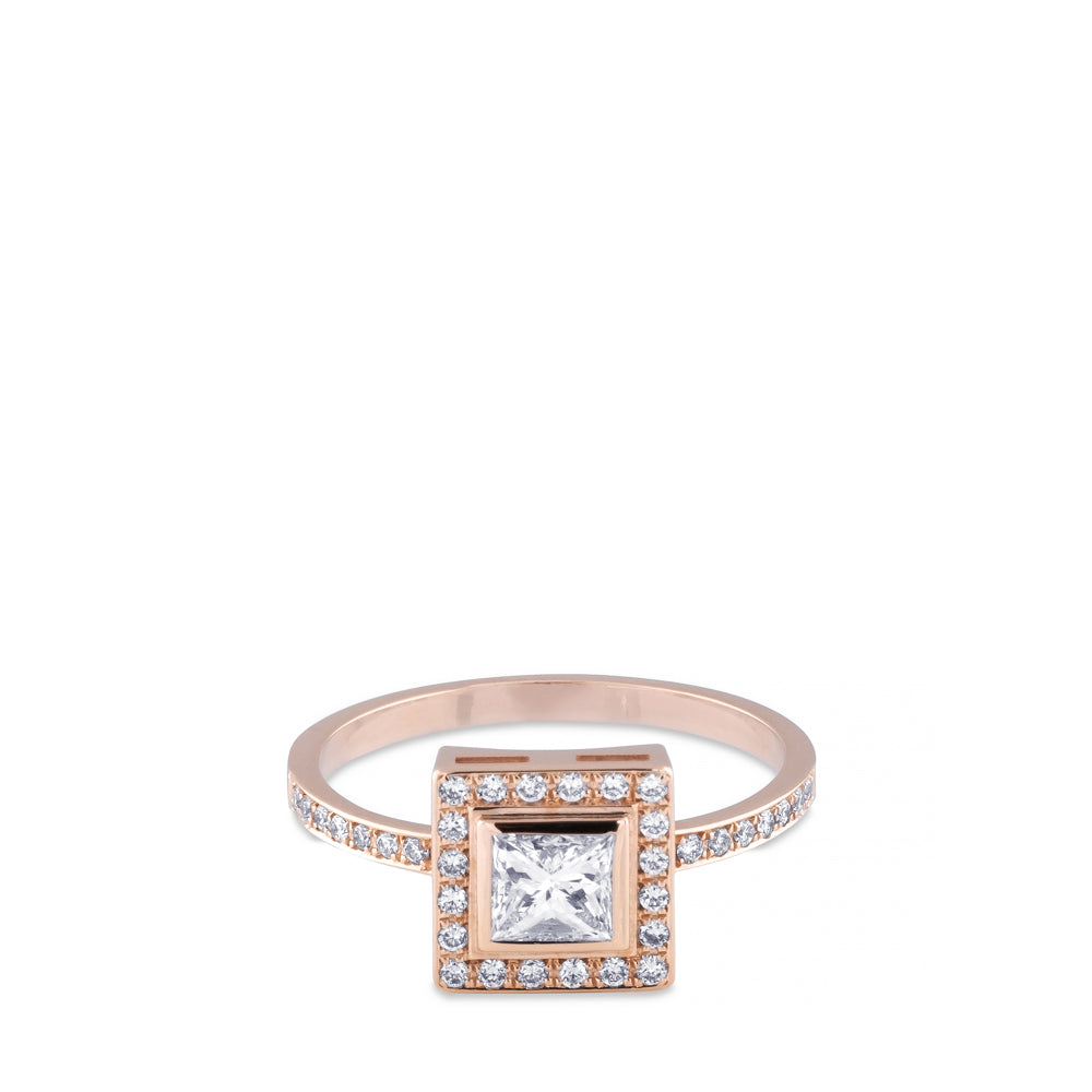 Sortija  GeometriCh cuadrada de oro rosa con princesa y pavé de diamantes