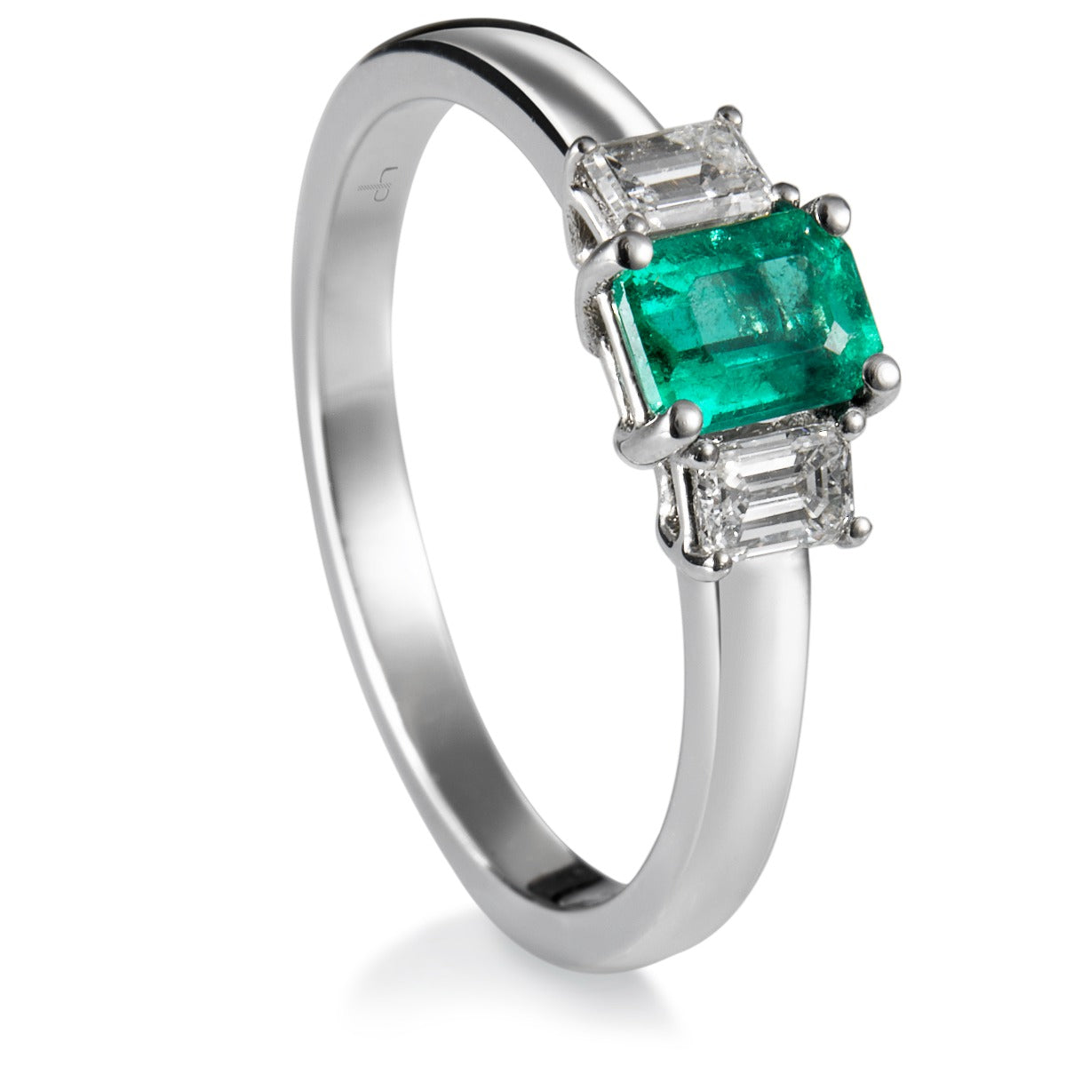 Sortija_royal_trilogy_oro_blanco_esmerlda_diamantes_baguette_vista_vertical_Ref_J5849SB_Chocron_Joyeros