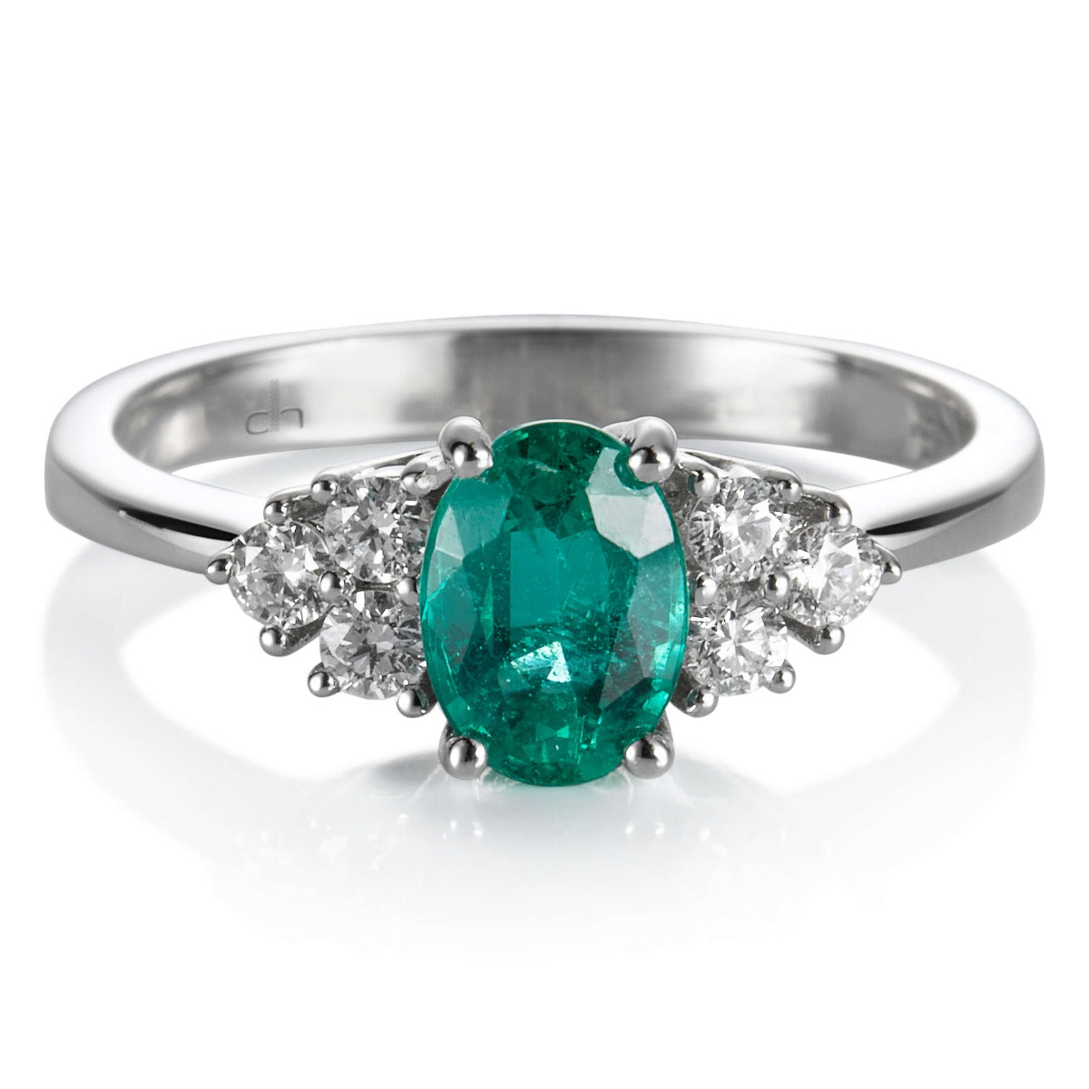 Sortija de oro blanco con esmeralda oval y diamantes|Chocrón