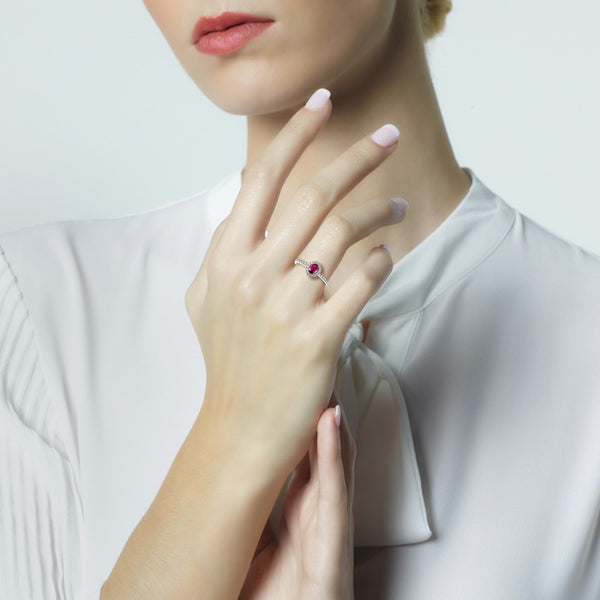 sortija_caramelo_oro_blanco_rubi_orla_montura_diamantes_vista_modelo_Chocron_Joyeros